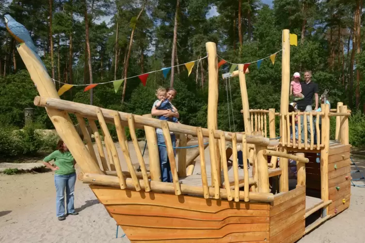 Der Abenteuerspielplatz in Dudenhofen bietet f&uuml;r kleine und gro&szlig;er Kinder M&ouml;glichkeiten um sich auszutoben. 