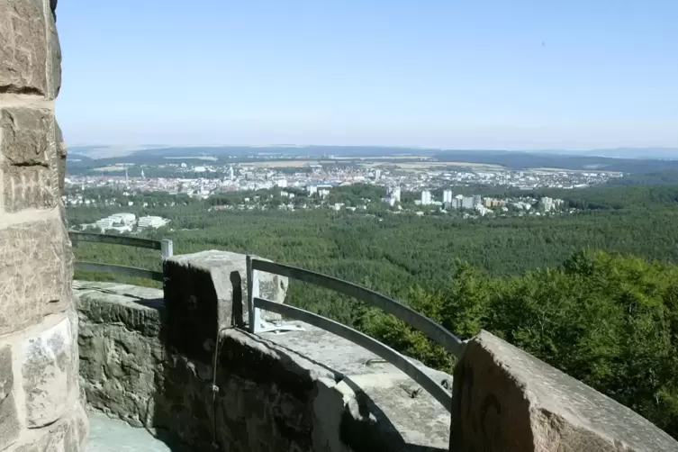 Von der Spitze des Humbergturms bietet sich ein weiter Ausblick &uuml;ber Kaiserslautern und die umliegenden W&auml;lder.