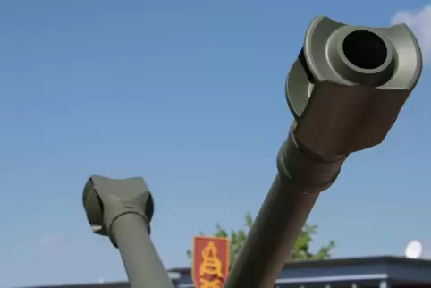 Ein Geschützrohr vor der Artillerieschule der Bundeswehr in Idar-Oberstein. 
