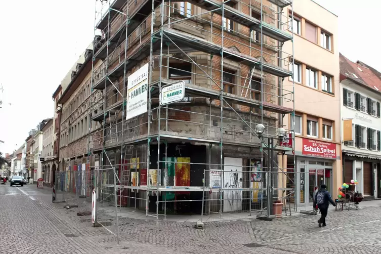 Seit Jahren eine Ruine: die alte Volksbank am Stiftsplatz. 