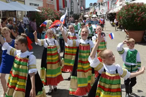 2022 eher unwahrscheinlich: unbefangener Auftritt einer russischen Tanzgruppe beim Brezelfestumzug (hier im Jahr 2016). 2022 eher unwahrscheinlich: unbefangener Auftritt einer russischen Tanzgruppe beim Brezelfestumzug (hier im Jahr 2016).