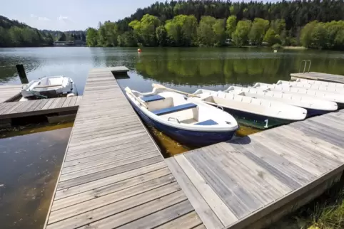 Der Bootsverleih ist startklar: In den See gestochen werden kann mit Ruderbooten und Kanus, Stand-up-Paddelboards sind ebenfalls