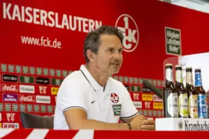 Dirk Schuster wurde auf einer Pressekonferenz als neuer FCK-Trainer vorgestellt. 