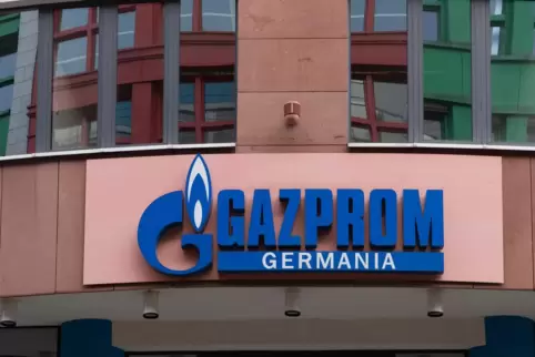 Das Logo von Gazprom Germania an der Zentrale in Berlin.