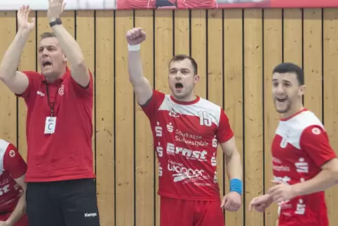 Ist ein leidenschaftlicher Handballer durch und durch: Tomas Kraucevicius (Mitte, links VTZ-Trainer Philip Wiese) hängt bei der 