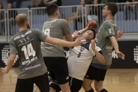  20:28 unterlag der TuS II am Sonntag der HSG Worms. Am Ball Tobias Kurz vom TuS Dansenberg.