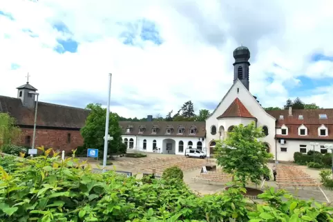 Große Ereignisse werfen ihre Schatten voraus: Der Innenhof im Wallfahrtsort Maria Rosenberg ist bereits mit zahlreichen Bänken v
