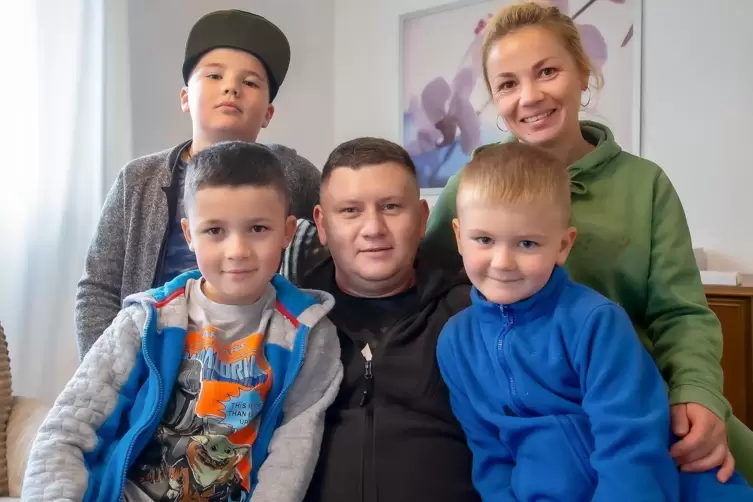 Aus einem Vorort von Kiew vor dem Krieg geflüchtet: Svitlana und Oleksandr Havrysh mit ihren Söhnen Filip, Mykhail und Ivan.