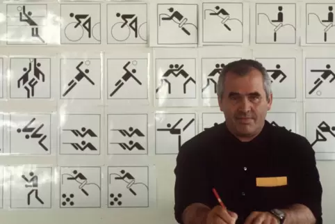 Otl Aicher 1970 vor einigen seiner für die Olympischen Spiele in München 11972 entworfenen Piktogramme.