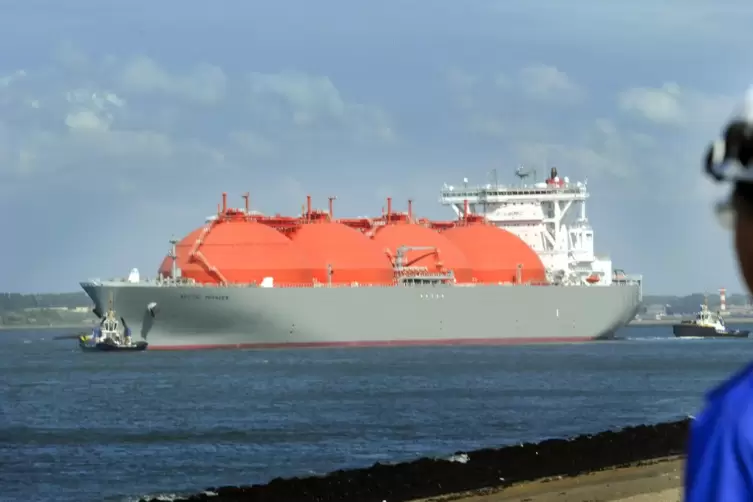 Flüssiggas-Tanker im Hafen von Rotterdam. Künftig sollen solche Tanker ihre Ladung auch in Deutschland löschen können.