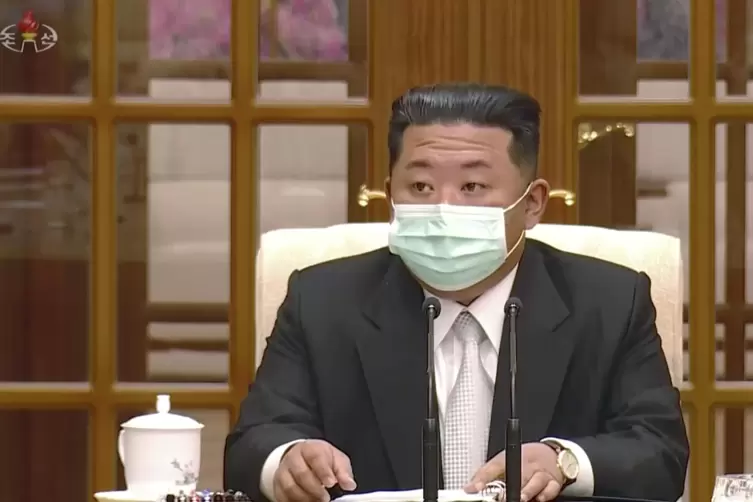 Kim Jong Un mit Maske: Er spricht von einem „schweren nationalen Notfall“.