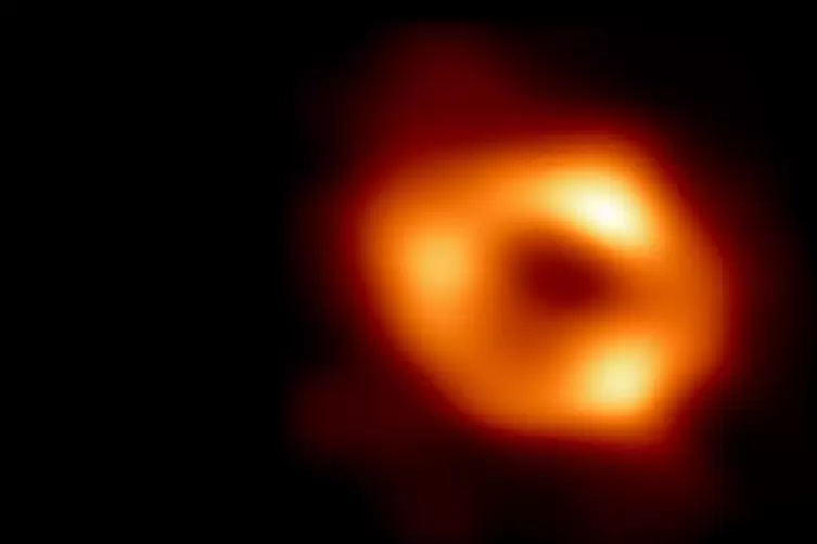 Dies ist das erste Bild von Sagittarius A*, dem Schwarzen Loch im Zentrum unser Galaxie. 