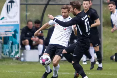 Sebastian Walther (weißes Trikot) scheint mit Steinbach kaum aufzuhalten zu sein. Es winkt die Verbandsliga.