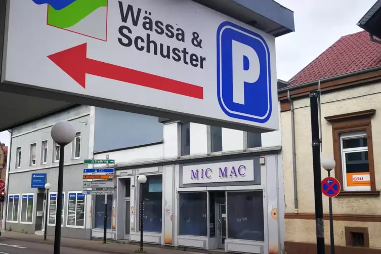 Leerstand in der südlichen Fruchtmarktstraße: vorn das ehemalige Wässa & Schuster, gegenüber die frühere Boutique Mic Mac.