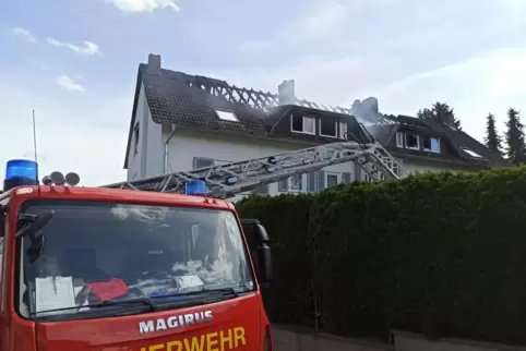 Der Dachstuhl des Mehrfamilienhauses ist weitgehend ausgebrannt.