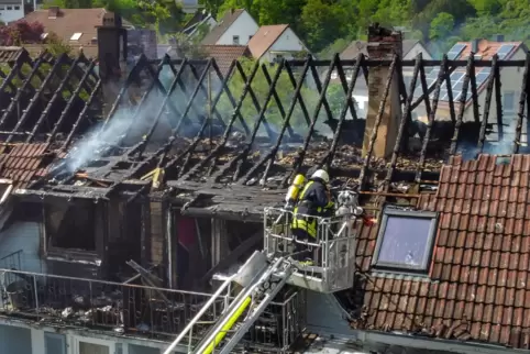 Komplett zerstört: das Gebälk des Mehrfamilienhauses. Mithilfe zweier Drehleitern hat die Feuerwehr von oben löschen können. 