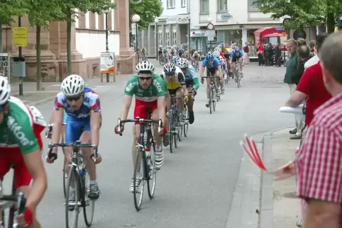 Mit vielen Zaungästen: Auch im Jahr 2004 rollte der Trofeo-Tross schon durch Zweibrücken. Damals gab es eine Sprintwertung am Sc