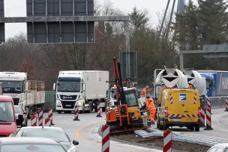 Die beginnenden Arbeiten zur Installation der neuen Mittelleitplanken bremsten im Februar den Verkehr aus. 