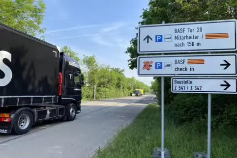 Schon jetzt rollen Lastzüge zur Abfertigung auf das neue Gelände an der Kläranlage.