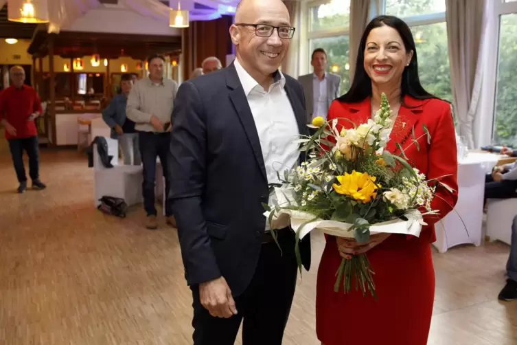 Keine Gegenstimme: Anja Pfeiffer ist die CDU-Kandidatin für die Oberbürgermeister-Wahl im Februar 2023. Der Kreisvorsitzende Mic