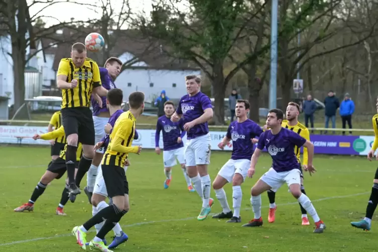 Köpft das 2:0 gegen Jägersburg: Kevin Hoffmann (links).