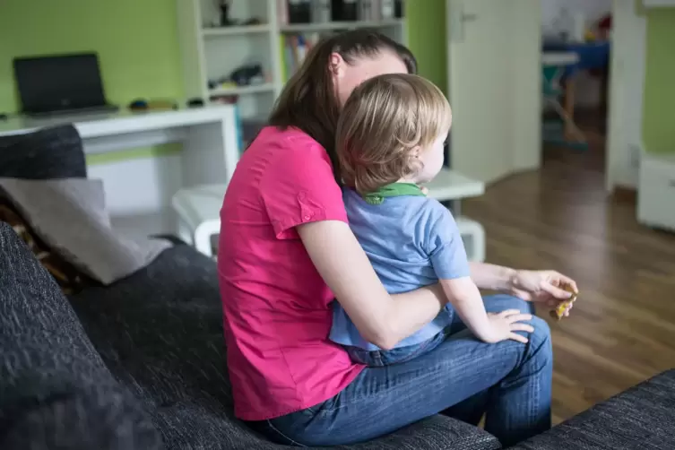Laut Bundesregierung gibt es in Deutschland rund 1,5 Millionen Mütter oder Väter, die ihren Nachwuchs allein erziehen.