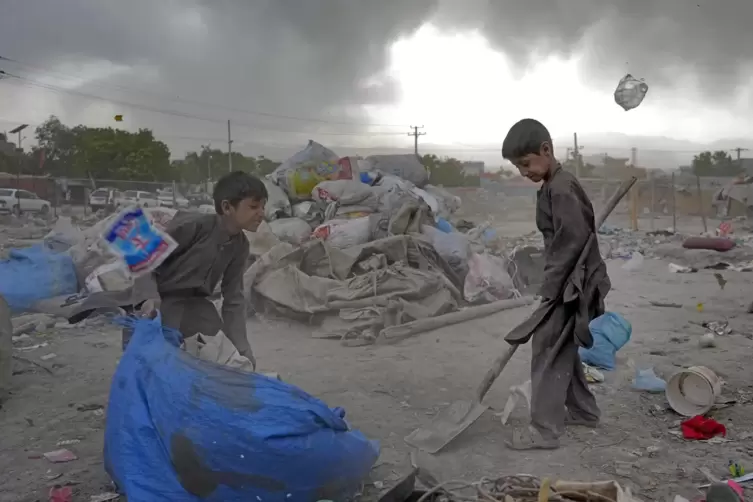 Afghanische Kinder auf einer Müllhalde in Kabul. Der Hunger im Land nimmt zu, die Weizenlieferungen aus der Ukraine für Hilfspro