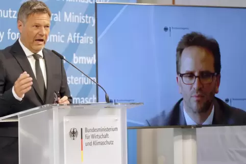 Wirtschaftsminister Robert Habeck (links) spricht, während Klaus Müller, Chef der Bundesnetzagentur, per Video zugeschaltet ist.