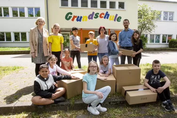 Viertklässler der Geschwister-Scholl-Grundschule haben geholfen, den Transport mitzufinanzieren. Die Organisatorin Pfarrerin Chr