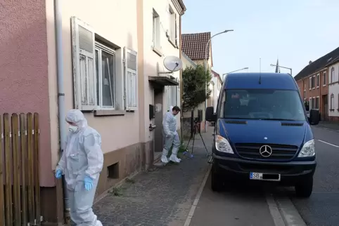 Am 7. September kam es zur Bluttat in Blieskastel-Webenheim. Am Tag nach der Tat sicherte die Polizei die Spuren.