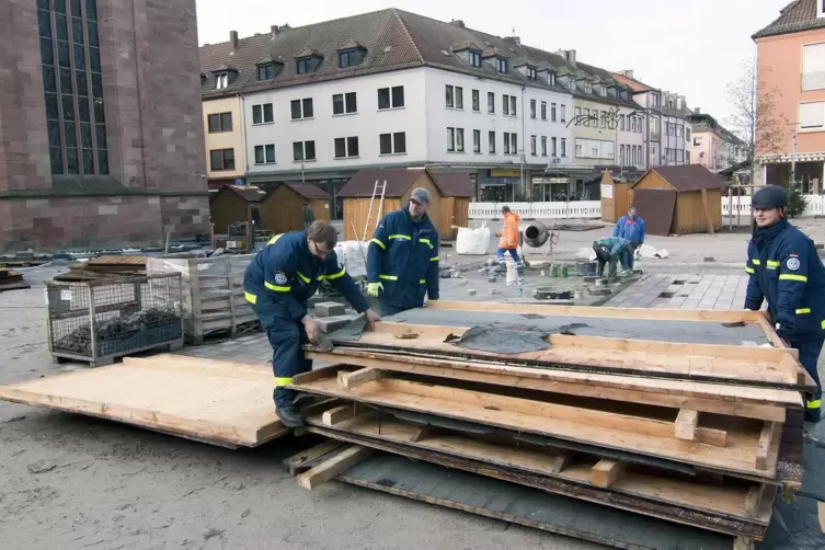 Ein Bild aus dem Jahr 2013: Mitstreiter des damaligen THW Helfervereins beim Aufbau von Hütten des Zweibrücker Weihnachtsmarkts.