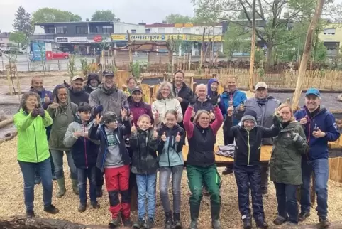 Gruppenfoto der Schaffer: Lehrer, Schüler und Eltern haben angepackt, um den Außenbereich der IGS umzugestalten. 