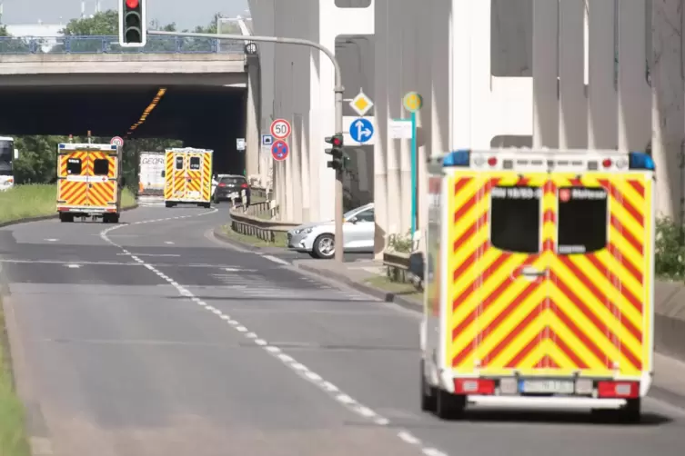 Nach der Landung in Frankfurt: Krankenwagen bringen die Verletzten in Kliniken. 