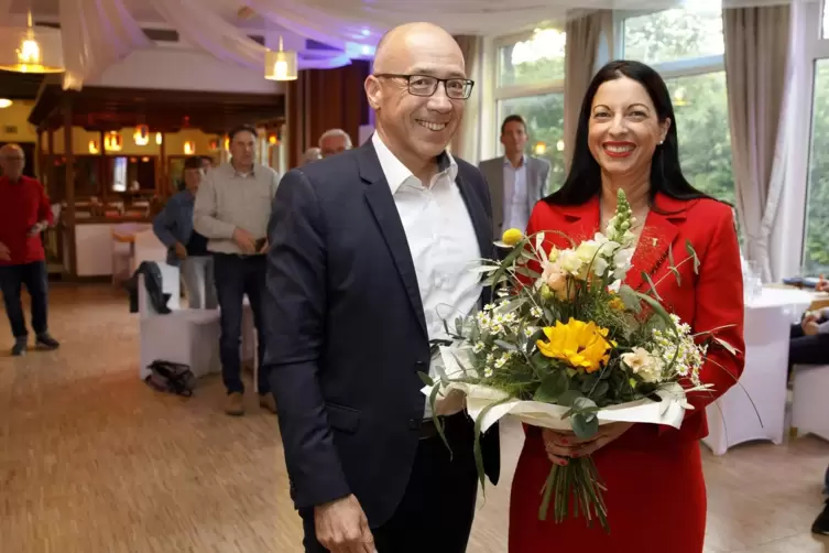 Keine Gegenstimme: Anja Pfeiffer ist die CDU-Kandidatin für die Oberbürgermeister-Wahl im Februar 2023. Der Kreisvorsitzende Mic