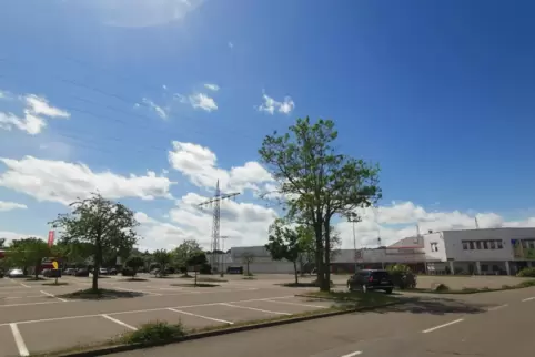 Gähnende Leere vor dem Real-Markt-Gebäude: Der Verbrauchermarkt lockte Kunden, auch an verkaufsoffenen Sonntagen.