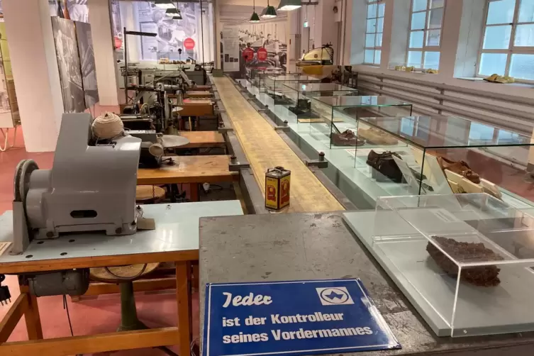 In der fr&uuml;heren Fabrik wurden Produktionsstra&szlig;en wie einst aufgebaut.