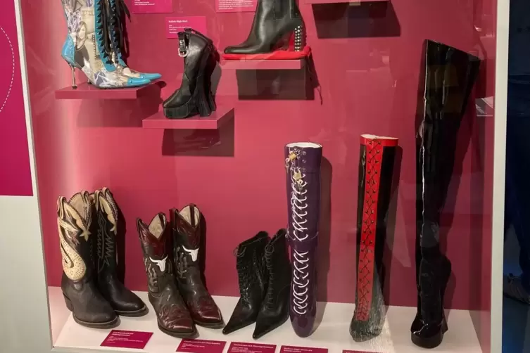 Eine Vitrine widmet sich den Objekten f&uuml;r Schuhfetischisten, bei denen Tragekomfort klar eine Nebenrolle spielt.