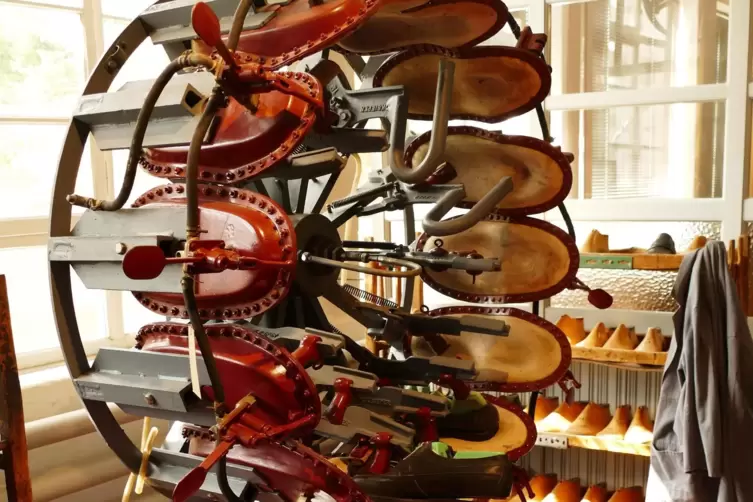 Diese Sohlen-Rad-Klebepresse von 1950 ist ein fr&uuml;hes Beispiel f&uuml;r Automation in der Schuhproduktion.