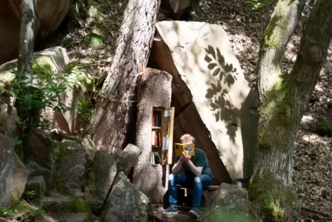 Die einen mögen’s ruhig: Schmökern umgeben von frischer Waldluft im Dichterhain bei St. Martin.