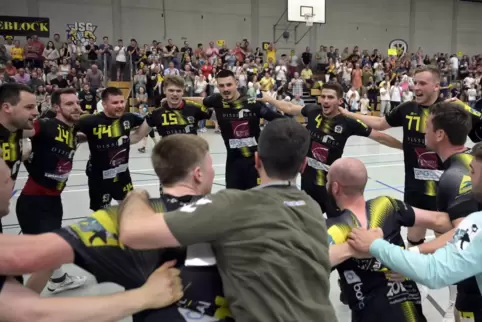 Die Handballer der VTV Mundenheim spielen kommende Saison in der Dritten Liga. 500 Fans kamen am Freitagabend in die Mundenheime