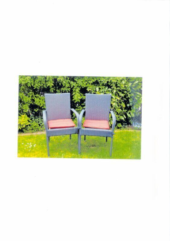 schwarze, stabile Gartenstühle, nie  gebraucht, neuwertig, gekauft bei Garten Dehner, mit roten Stoffsitzkissen, Bestzustand, V