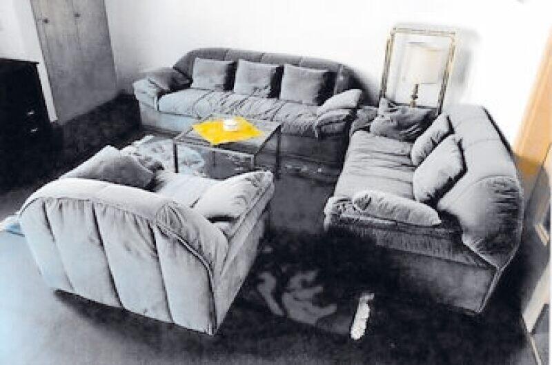 Dreisitzer Sofa 210 cm, 2sitzer Sofa 175 cm, Sessel 110 cm, schöner Velourstoff blau-grau mit 9 losen Daunenkissen, gebraucht fü