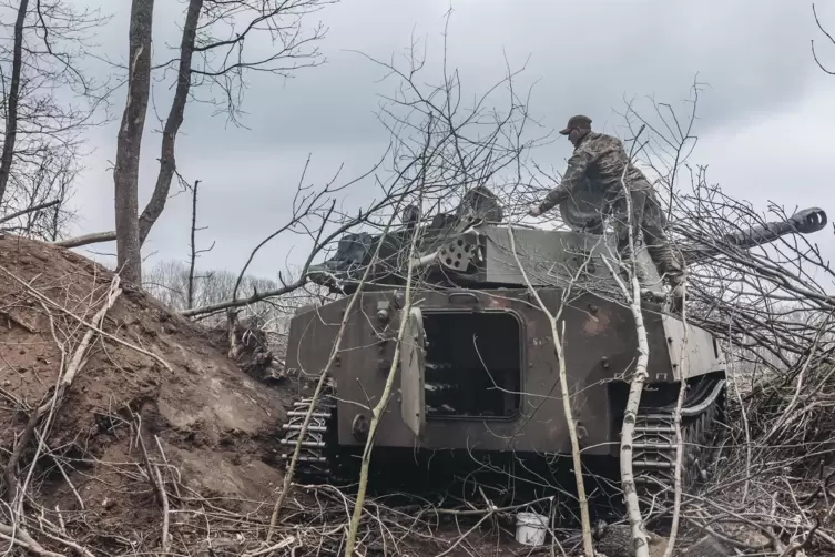 Ein ukrainischer Panzer wird an der Front im Donbass getarnt &ndash; in Erwartung eines russischen Angriffs. 