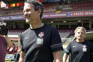 Strahlend in das Abenteuer 1. FC Kaiserslautern: Dirk Schuster. Rechts Co-Trainer Sascha Franz.