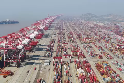 Der Hafen in Shanghai ist der größte weltweit. In der chinesischen Metropole werden fünfmal so viele Container umgeschlagen wie 