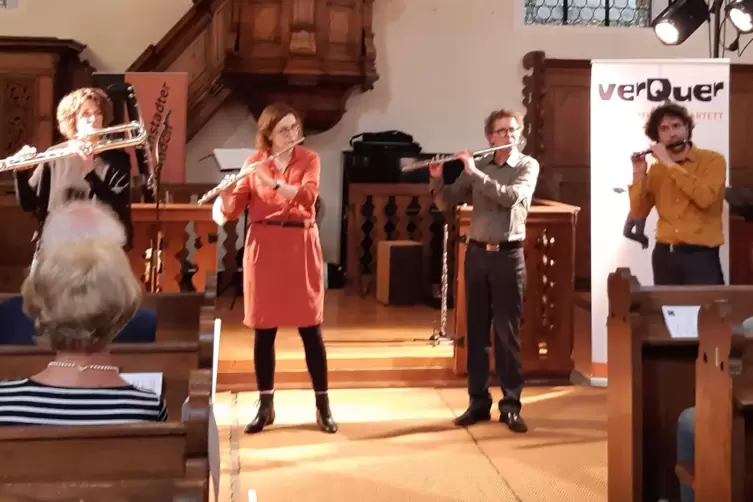 Vier Musiker mit der ganzen Querflöten-Familie im Gepack: das Ensemble „Verquer“ in der Martinskirche. 