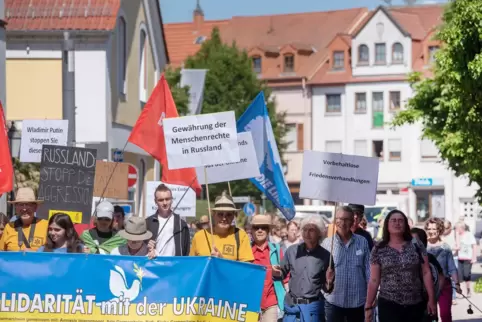  Parteien, Kirchengemeinden und Vereine hatten zur Friedens-Demo aufgerufen. 