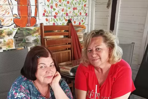 Marina und rechts Svetlana beim Deutsch-Lernen. 