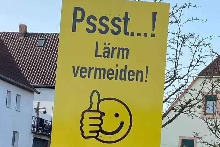 Eine verzweifelt-freundliche Bitte: Diese Schilder hat die Gemeinde Hochspeyer laut ihrem Bürgermeister schon vor einiger Zeit a