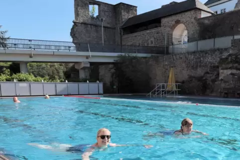Unter den ersten Gästen im Burgbad Altleiningen waren nach der Eröffnung der Freibadsaison Sandra Filthaut-Wörz (links) und Rosw